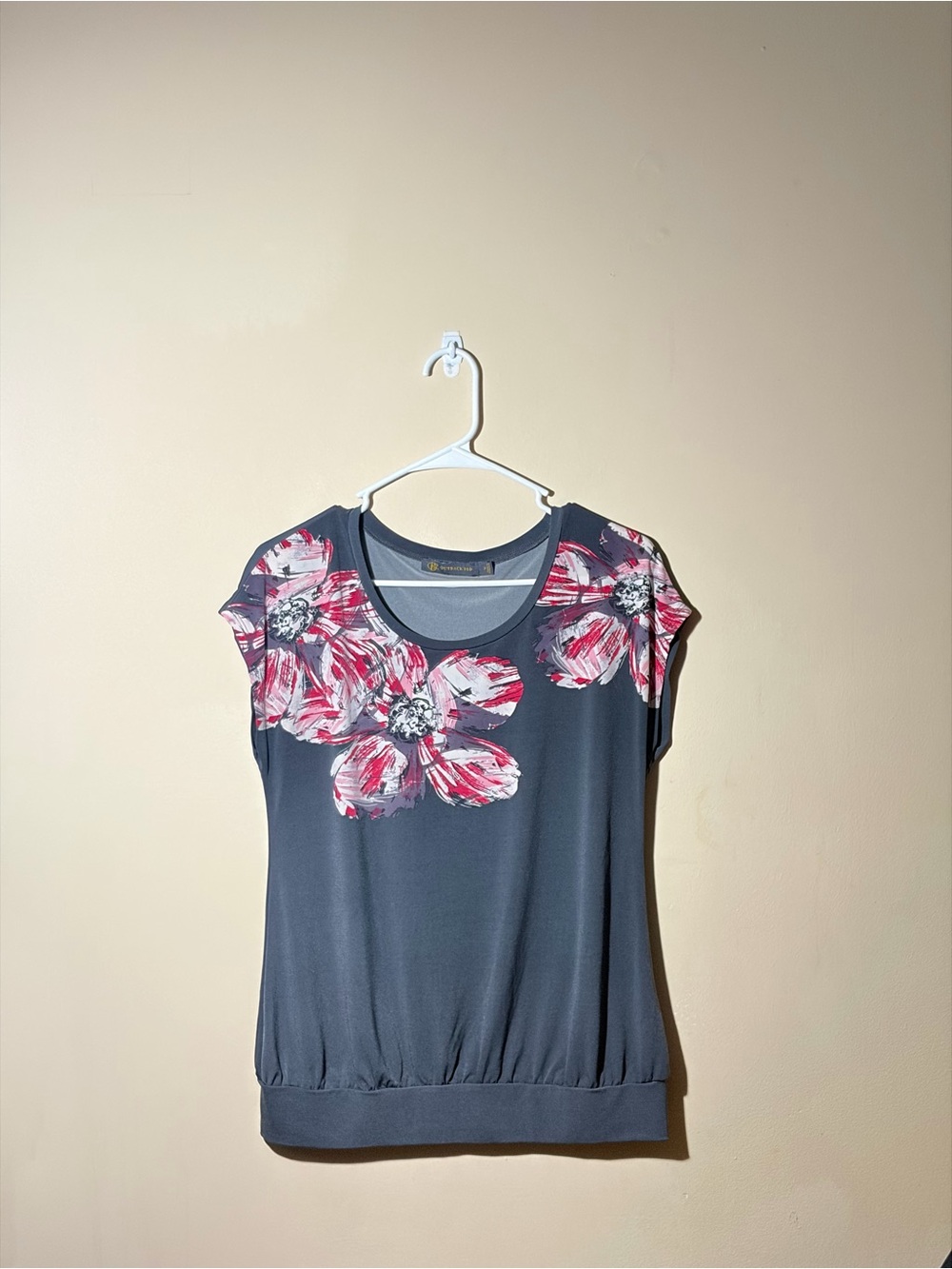 Outback Red Size Small Gray Short Sleeve Top with Pink Floral Accents